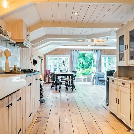 Farmhouse 펜션 Wijdewormer